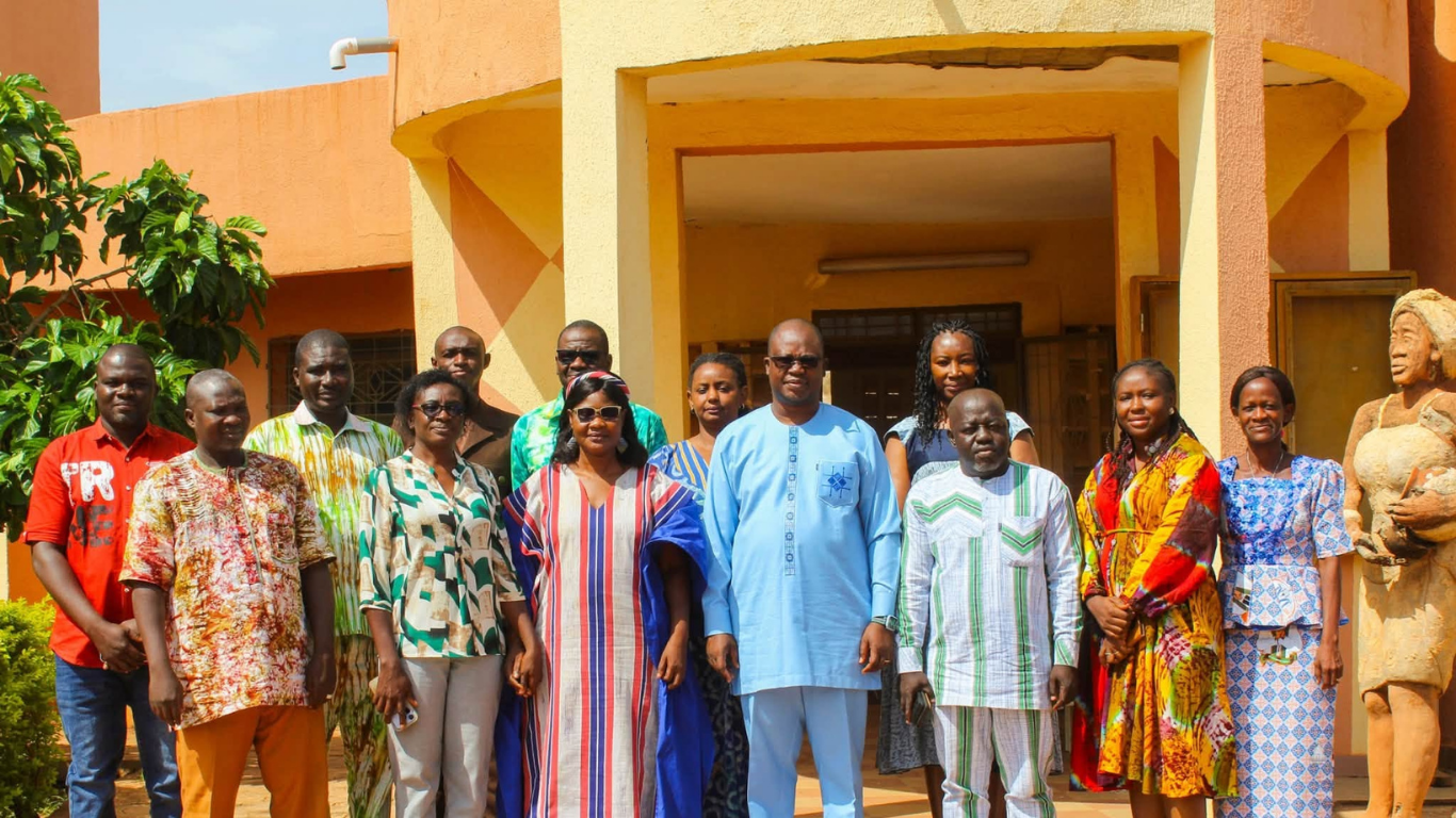 Participants travaillant à la documentation des mets traditionnels du Burkina Faso