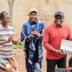 Le ministre Pingdwendé Gilbert Ouédraogo donne le clap de lancement du film « La Dérive des Bozos » à Nanou.