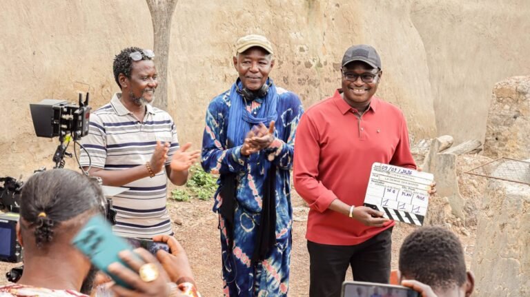Le ministre Pingdwendé Gilbert Ouédraogo donne le clap de lancement du film « La Dérive des Bozos » à Nanou.