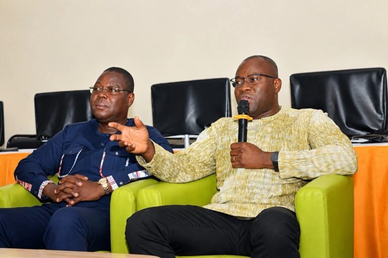Roland Achille SOW présente le projet FASOCODE-X au ministre Aboubakar NACANABO à Bobo-Dioulasso