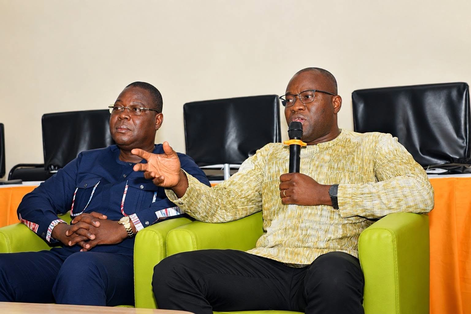 Roland Achille SOW présente le projet FASOCODE-X au ministre Aboubakar NACANABO à Bobo-Dioulasso