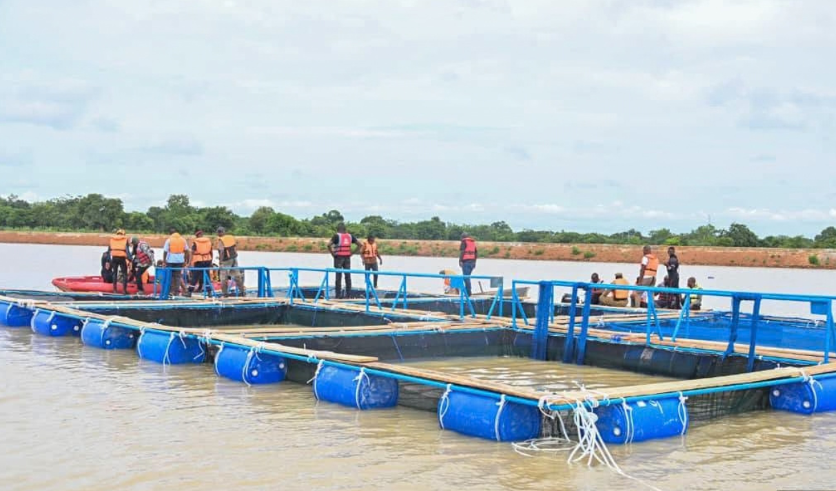 Barrage de Pô Kapro avec les cages flottantes destinées à la pisciculture