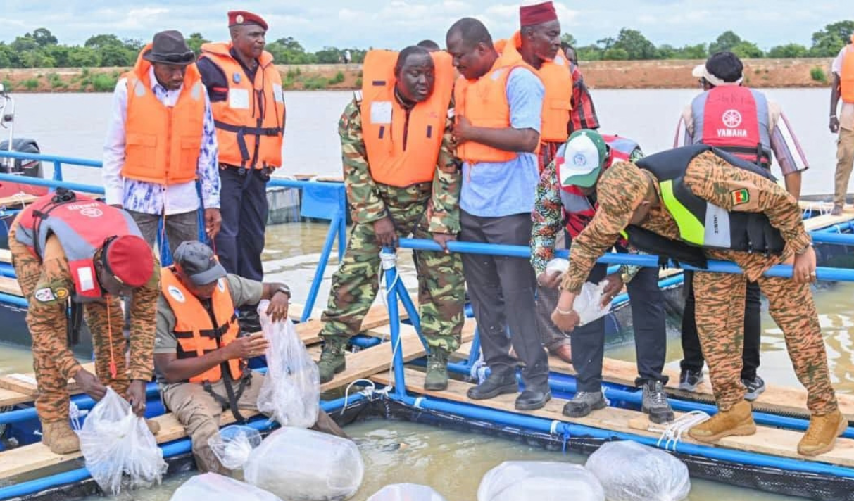 Ismaël SOMBIÉ lors de l’empoissonnement des cages flottantes du barrage de Pô