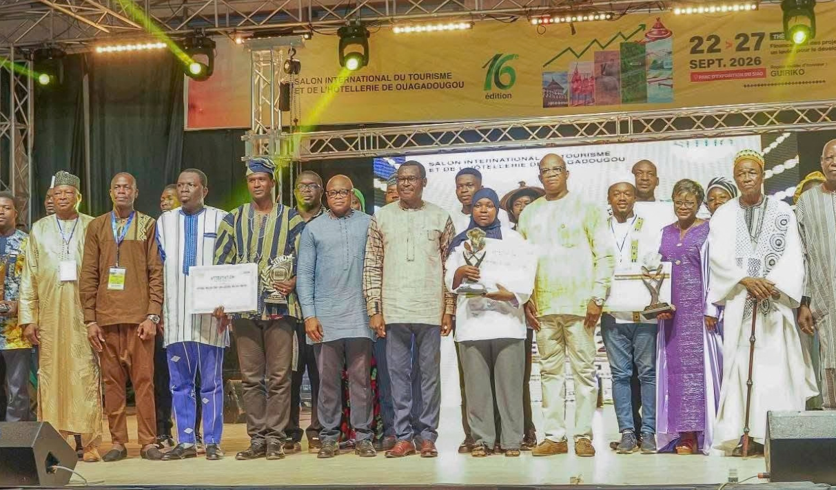Photo de famille des laureats des prix speciaux de l artisanat et de la gastronomie au SITHO