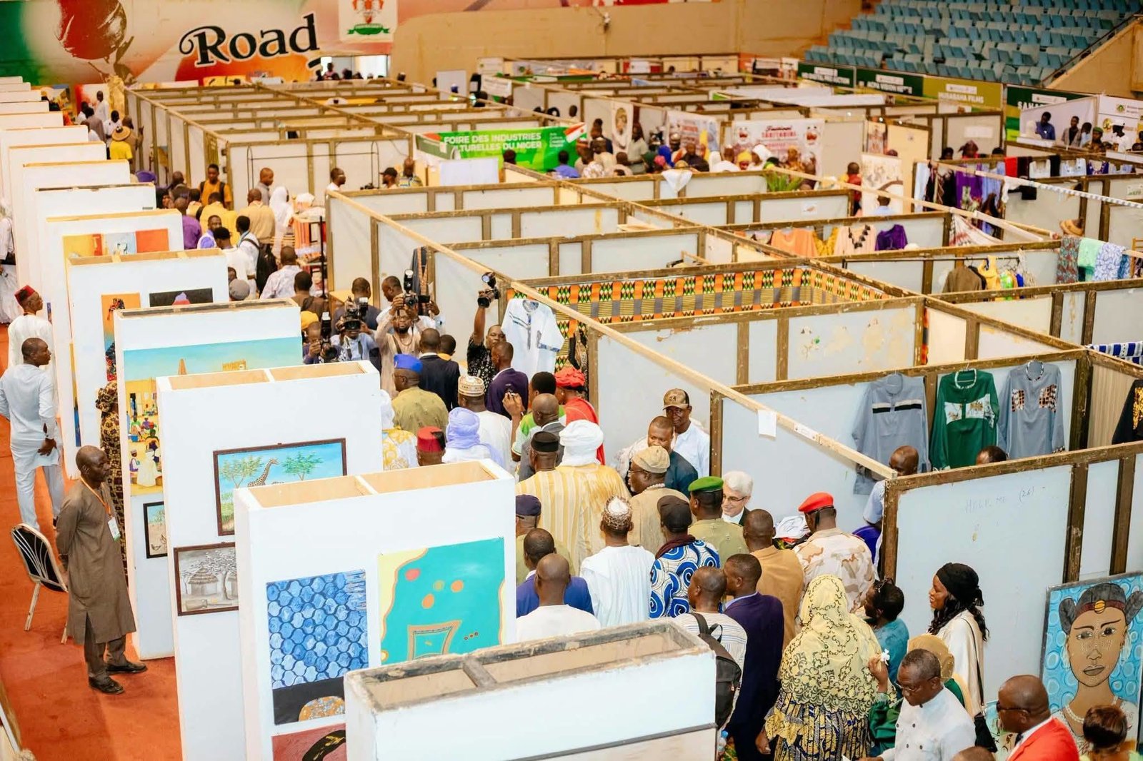 Stands exposition artisanat d'art industries culturelles FICNI palais 29 juillet Niamey