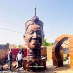Tête d’Oba géante en bronze réalisée par Salfo DERME à Koudougou.