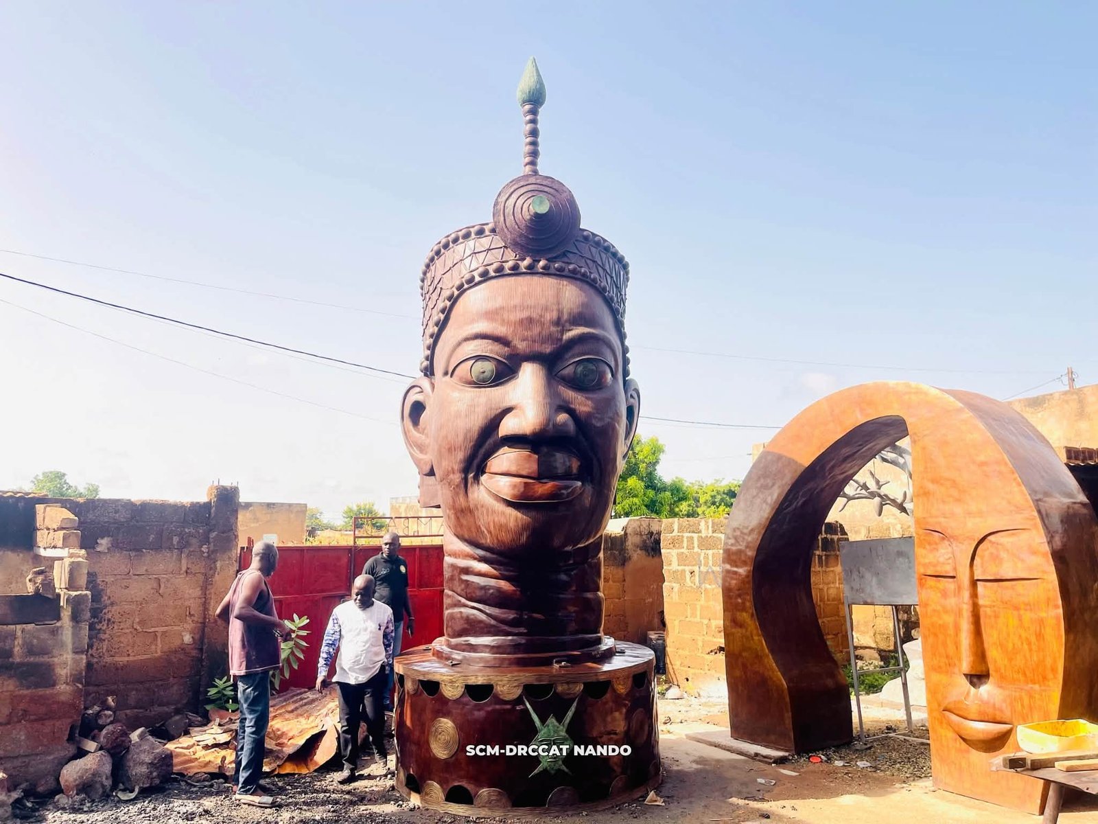Tête d’Oba géante en bronze réalisée par Salfo DERME à Koudougou.