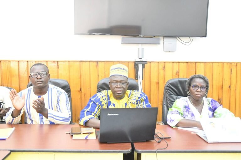 Le Camarade Anselm SOMÉ présidant l'atelier de validation de la DGECV à Ouagadougou.