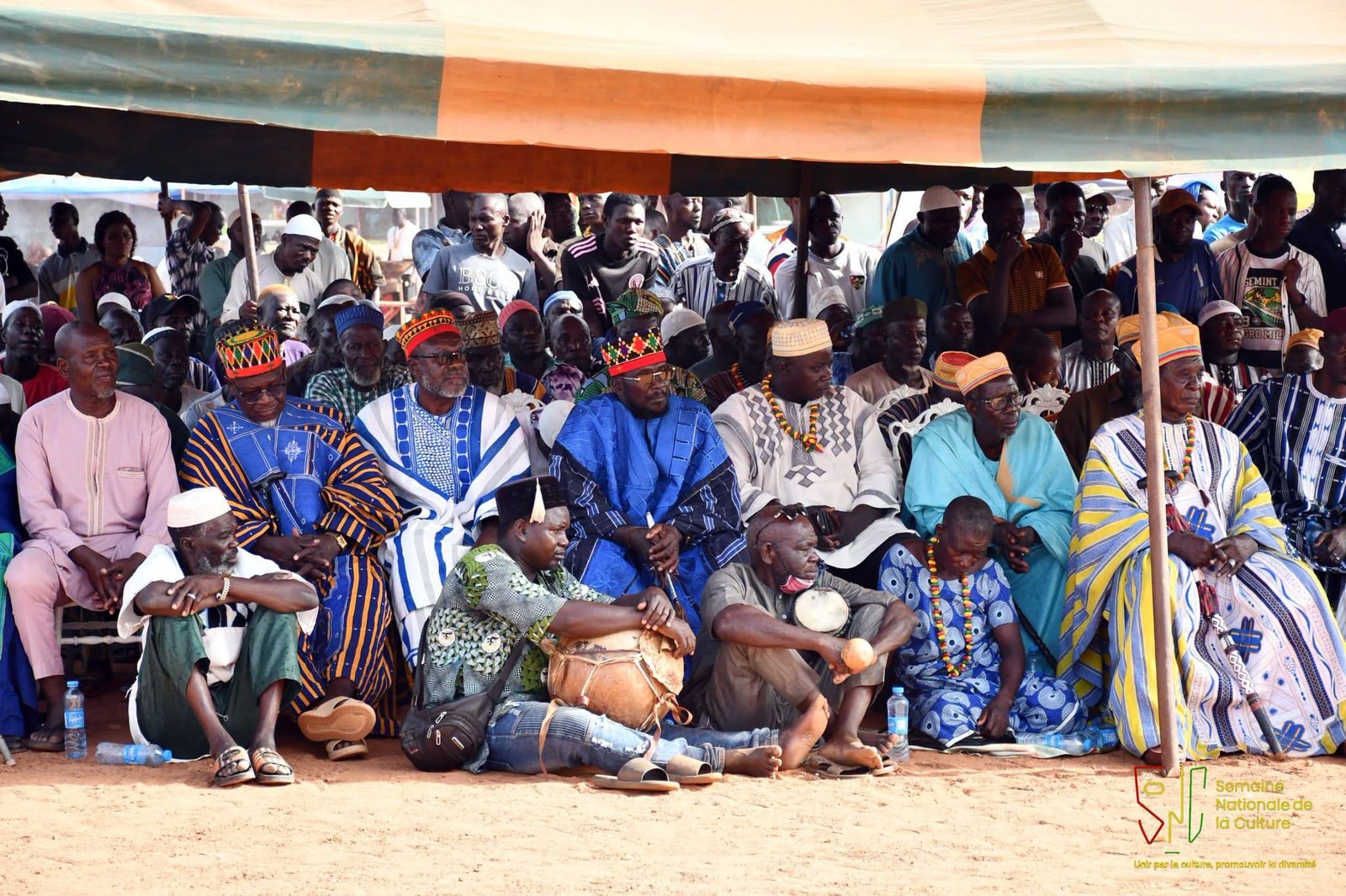 Photo de groupe des autorités régionales et des artistes lauréats du Burkina Faso.