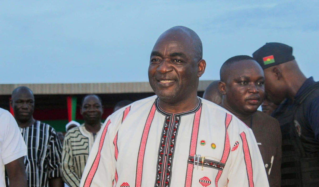 Basolma Bazié salué par la foule lors de la Nuit de la Révolution à Koudougou