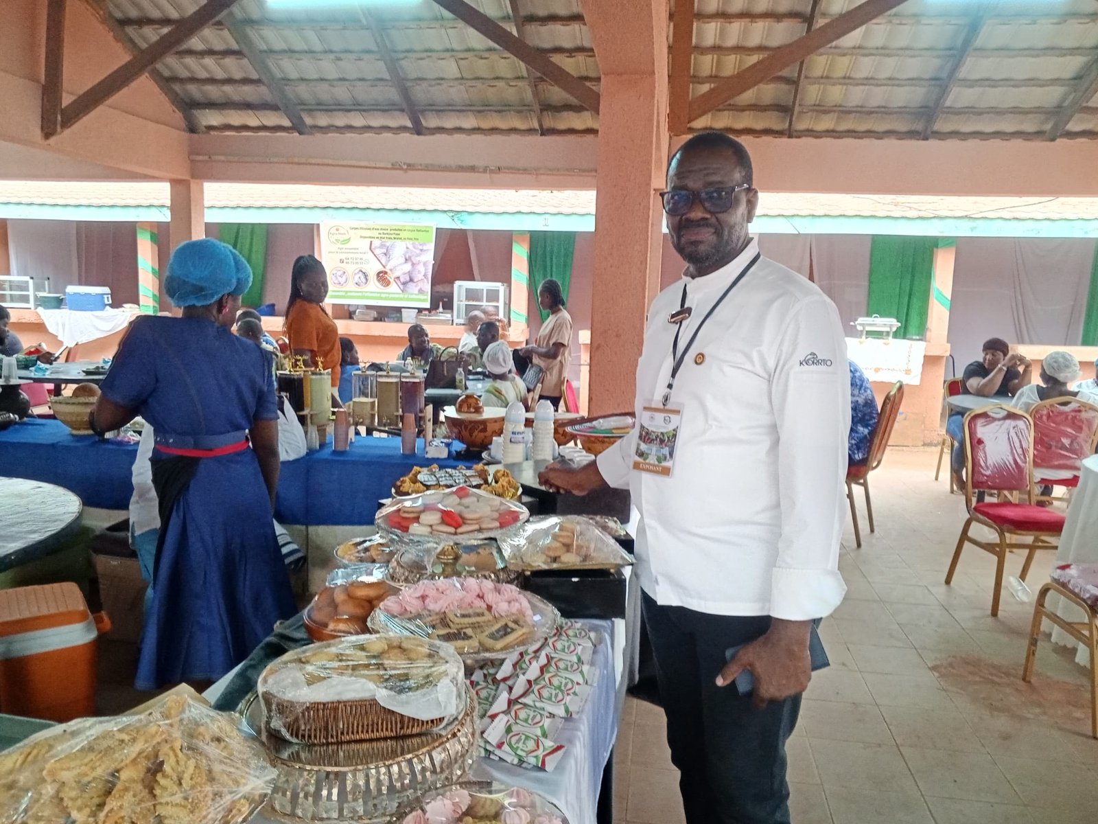 Maître Benjamin Compaoré présentant les savoir-faire de la gastronomie burkinabè au SIAO