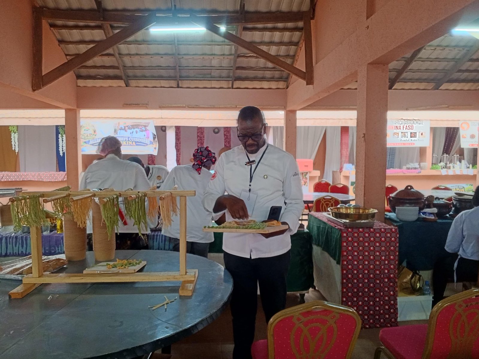 Chef cuisinier préparant des produits locaux lors de l’exposition des JEPPC 2026 au SIAO