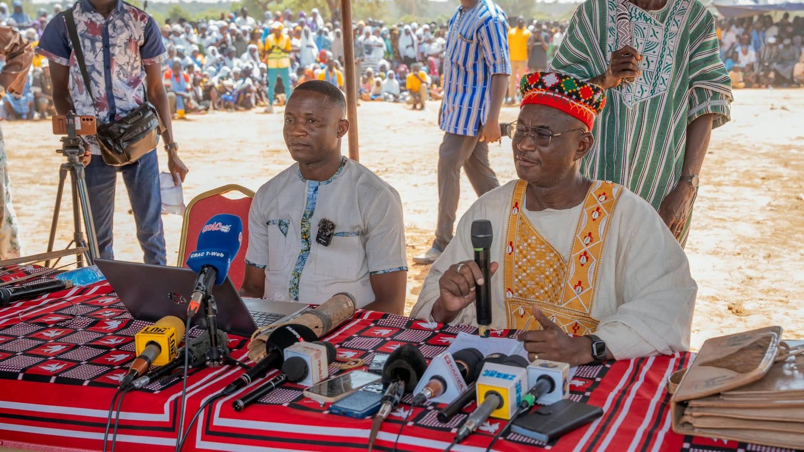 Harouna SAWADOGO animant la conférence sur l'histoire de la résistance de Kiidiga en langue locale mooré.