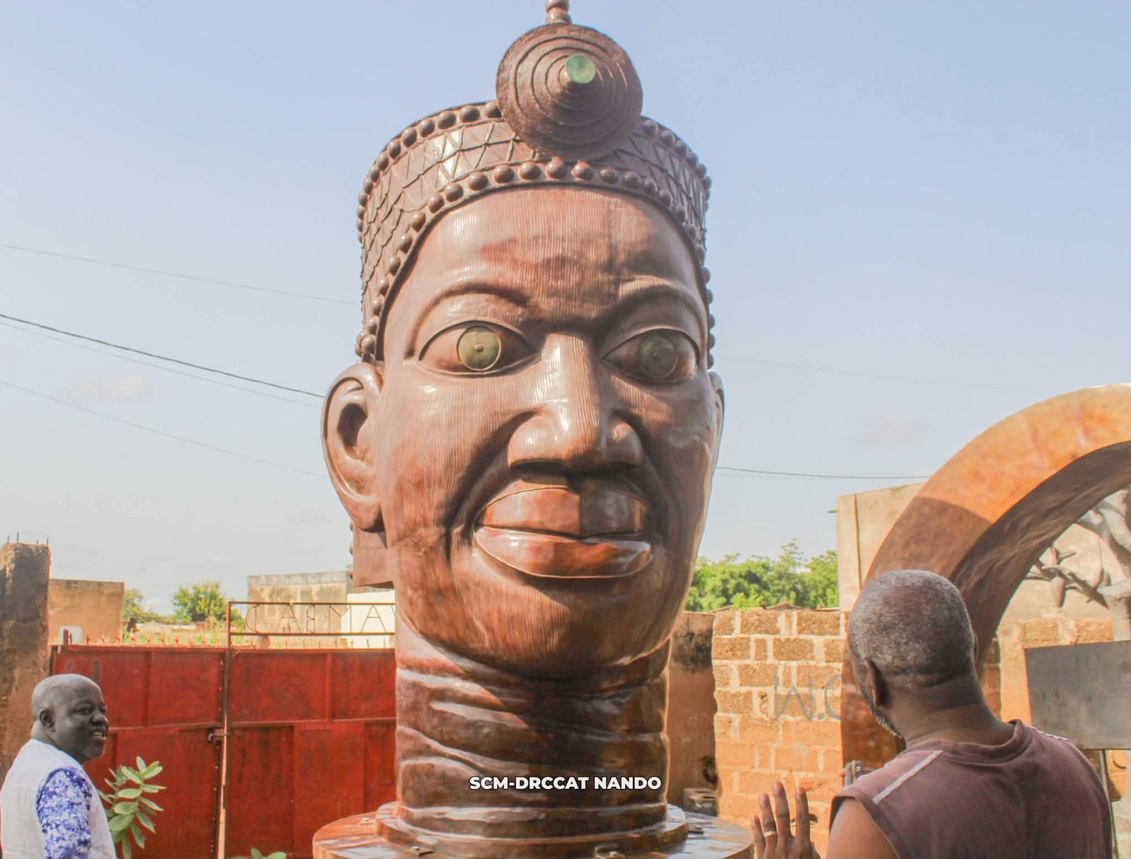 Détails du visage et des ornements de la tête d’Oba sculptée par Salfo DERME.