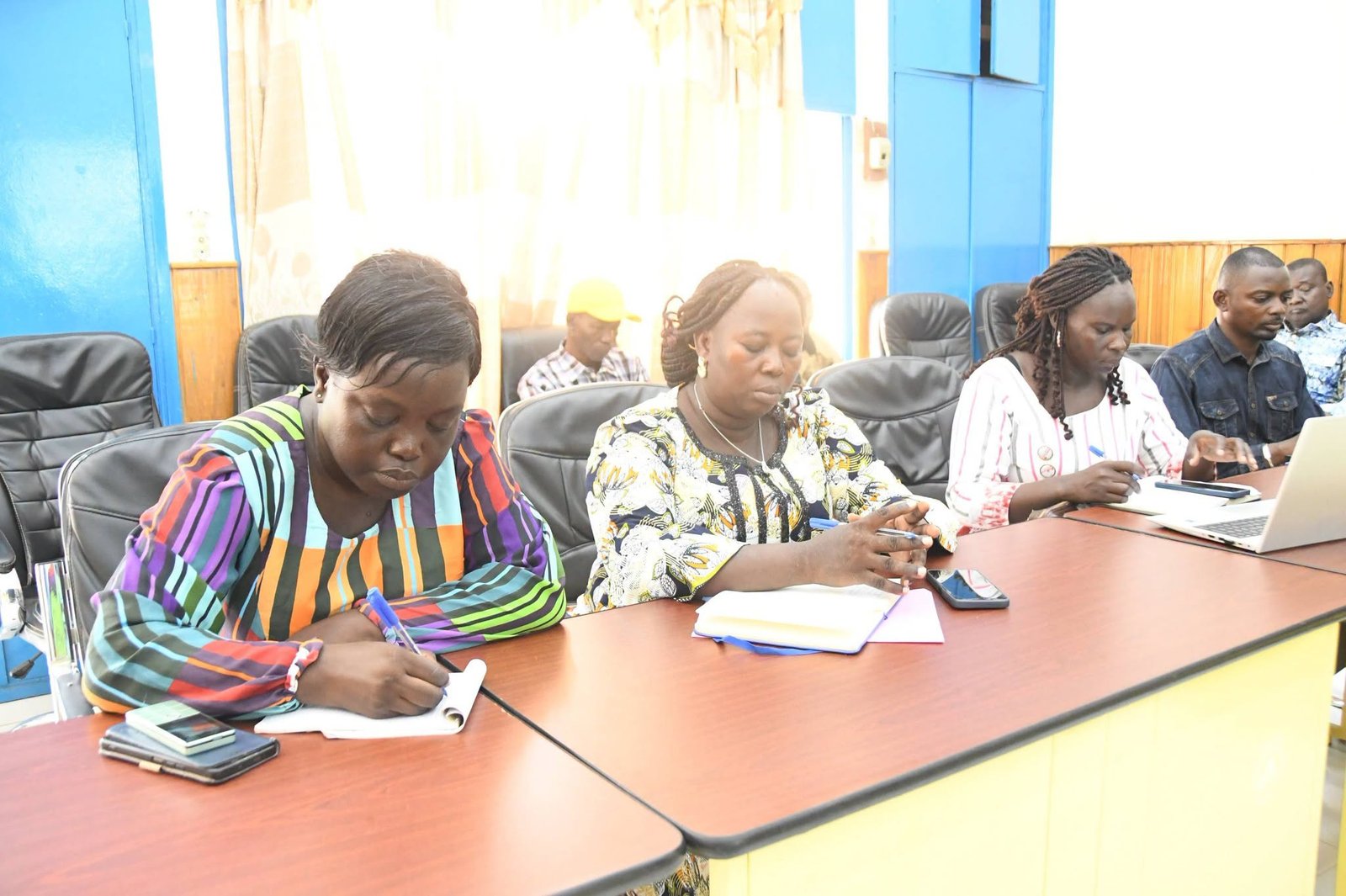 Ingénieurs et techniciens burkinabè analysant les plans des stations de traitement des boues.