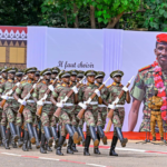 Soldats burkinabè alignés devant la fresque hommage au Capitaine Thomas Sankara avec sa citation historique contre l'impérialisme.