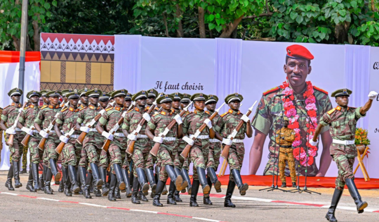 Soldats burkinabè alignés devant la fresque hommage au Capitaine Thomas Sankara avec sa citation historique contre l'impérialisme.