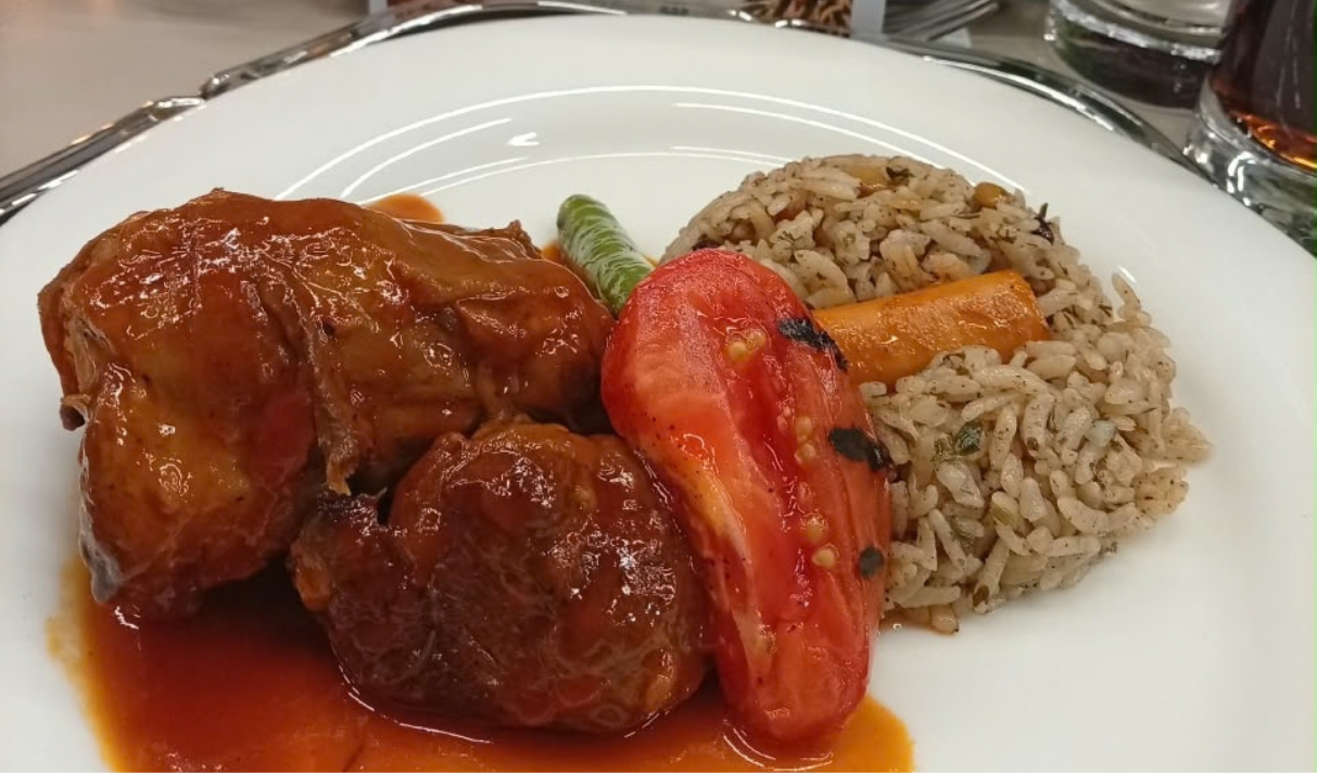 Produits alimentaires présentés lors d’une exposition gastronomique consacrée aux pratiques durables