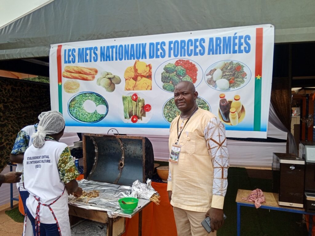 Militaires préparant des repas dans les cuisines roulantes au SIAO pour les JEPPC 2026.