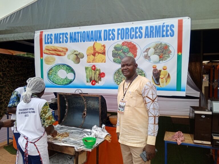 Militaires préparant des repas dans les cuisines roulantes au SIAO pour les JEPPC 2026.