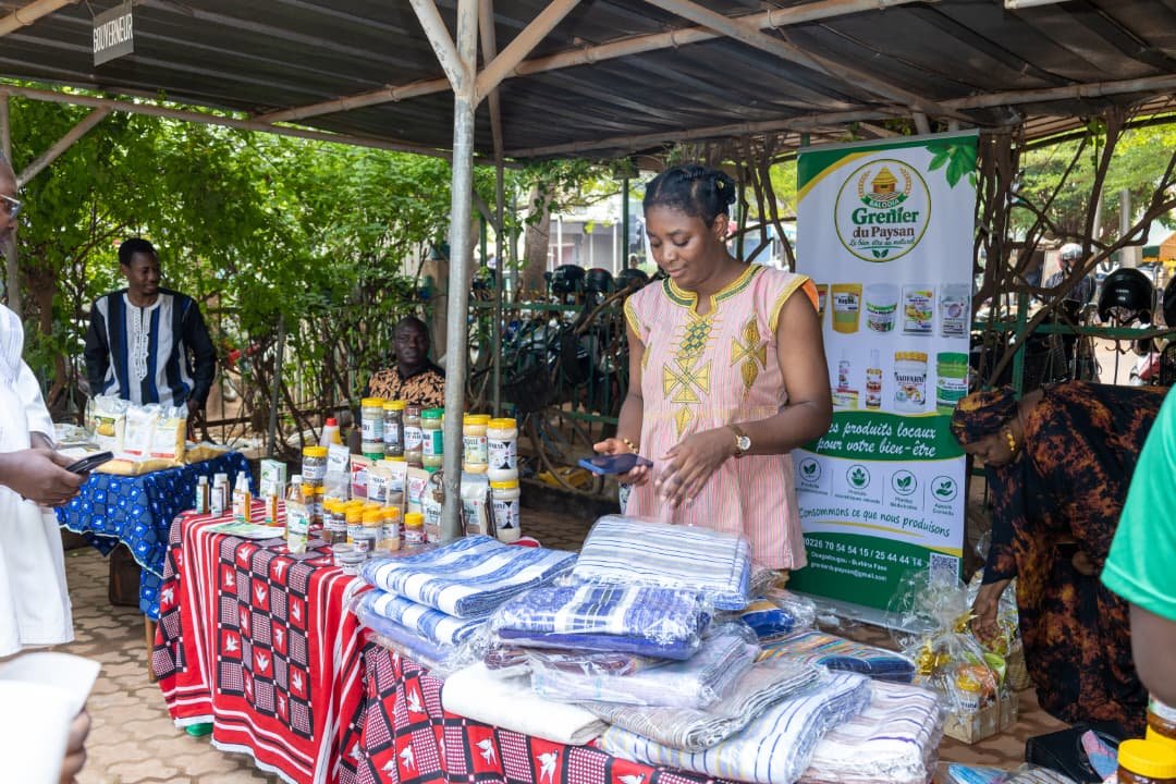 Visite des stands de produits locaux pendant les Journées d’engagement patriotique