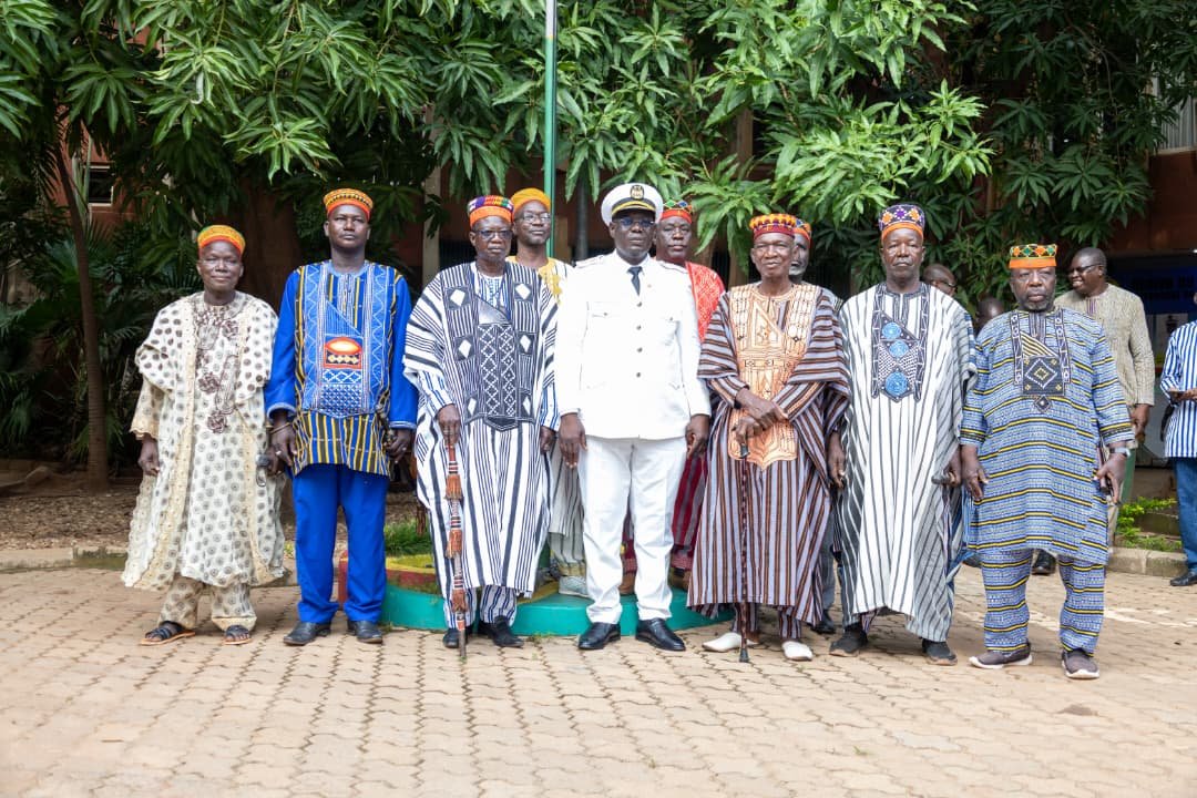 Photo de famille à l’issue de la cérémonie des JEPPC au Gouvernorat