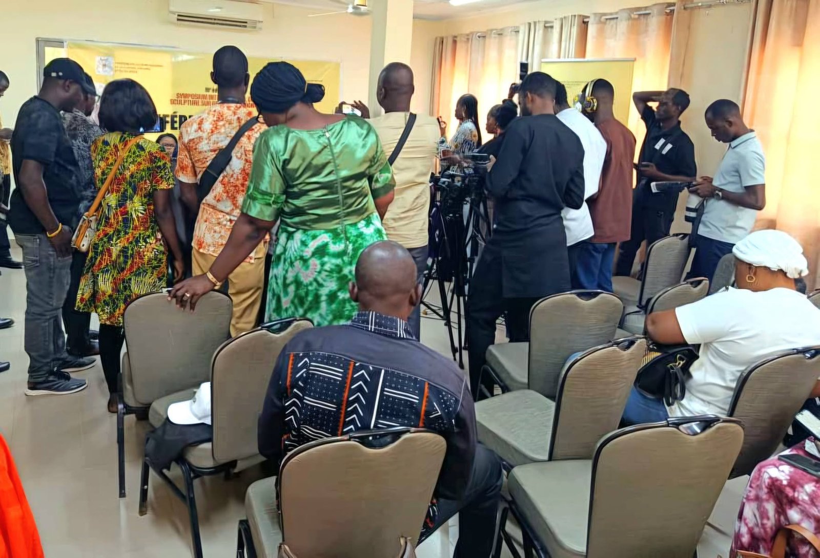 Journalistes et professionnels des médias au Burkina Faso écoutant les détails de la 15e édition.