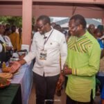 Maître Benjamin Compaoré présente des produits gastronomiques au ministre chargé du Tourisme et de la Culture lors des JEPPC 2026 au SIAO