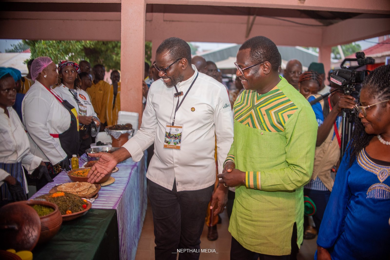 Maître Benjamin Compaoré présente des produits gastronomiques au ministre chargé du Tourisme et de la Culture lors des JEPPC 2026 au SIAO