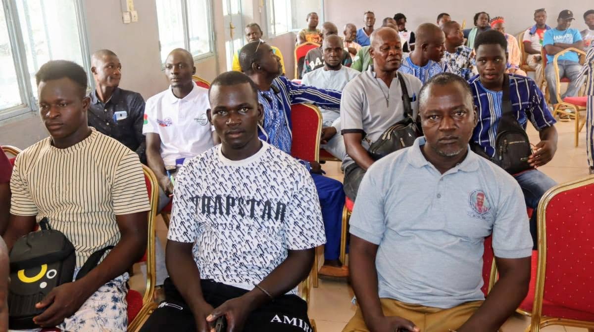 Remise de documents didactiques aux guides de tourisme par les autorités du Nazinon.
