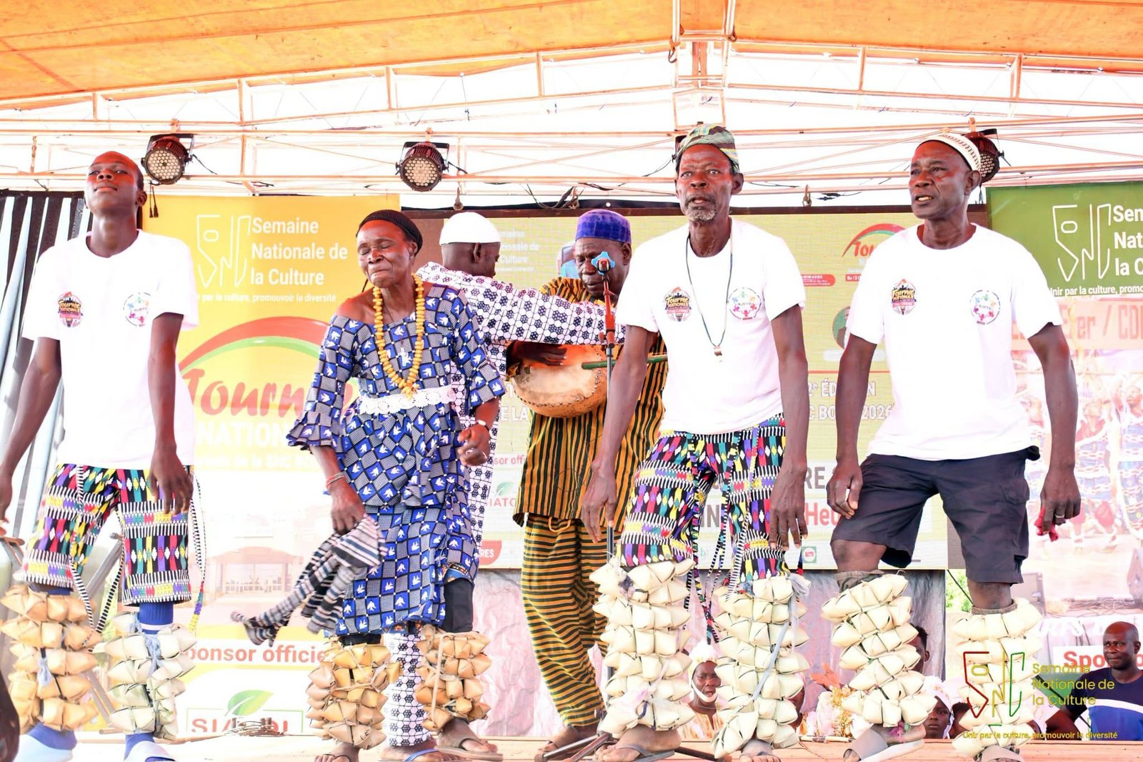 Troupe de danse traditionnelle lauréate de la SNC Bobo 2026 en pleine performance sur scène.