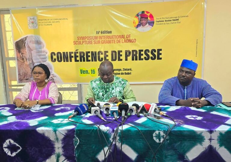 Membres du comité d'organisation du Symposium de Laongo 2026 face aux journalistes burkinabè.