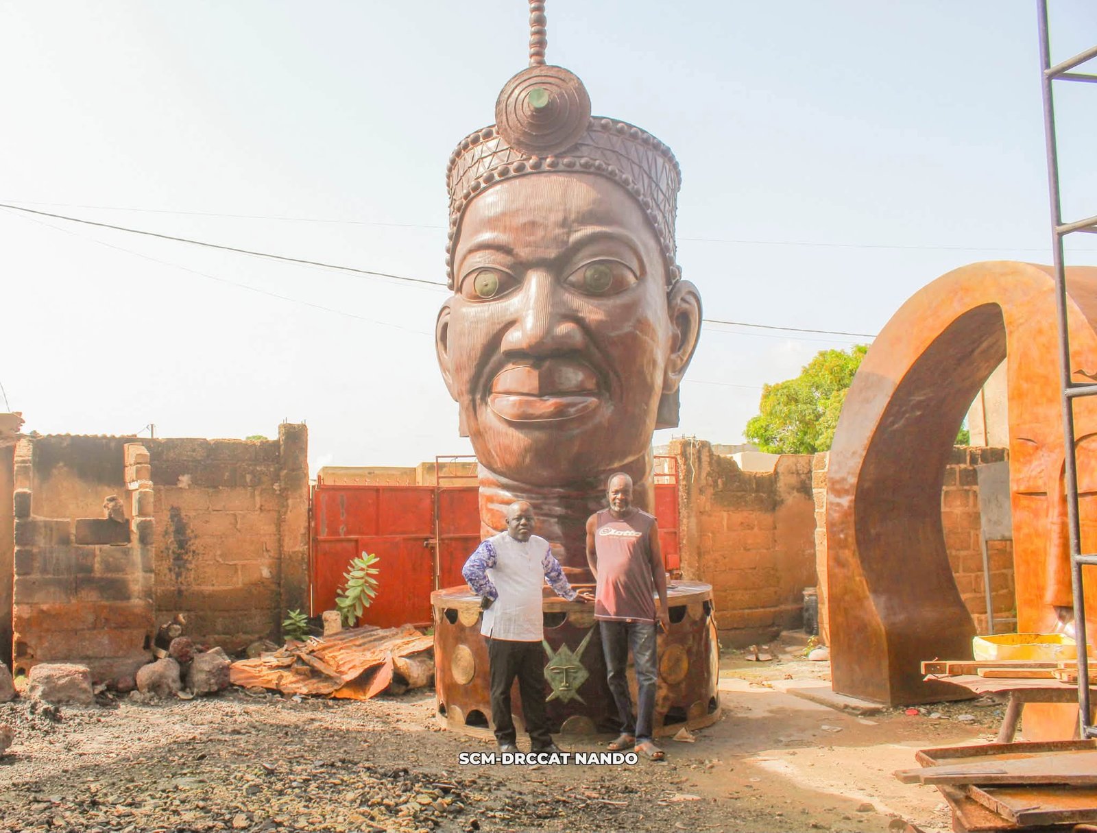 Vue d’ensemble de la tête d’Oba en bronze de 5,75 mètres destinée au SIAO 2026.