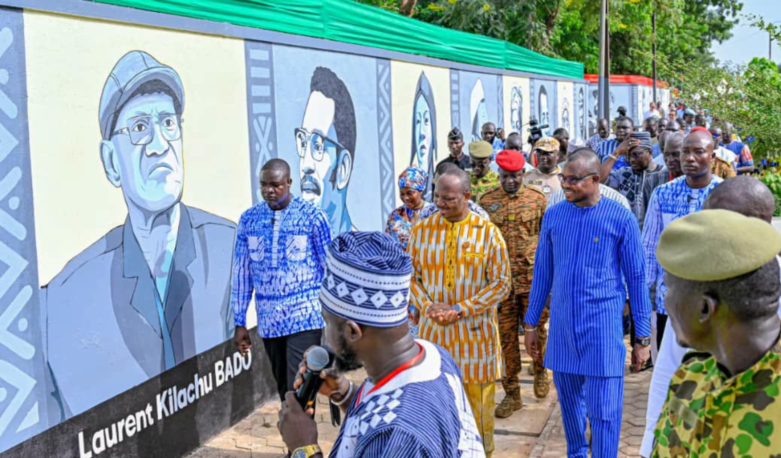 Grande foule de citoyens burkinabè rassemblée pour la commémoration au Mémorial Thomas Sankara.